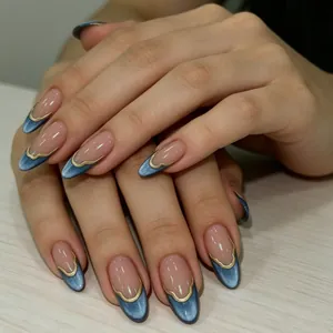 Détail d'ongles œil-de-chat bleus avec lignes dorées sur faux ongles en amande