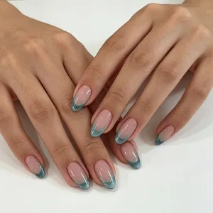 Détail macro de faux ongles amande longs avec base rose nude et pointes french bleu cat-eye