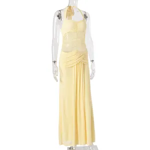 Détail de robe longue licou jaune clair en tulle avec taille plissée et voile léger