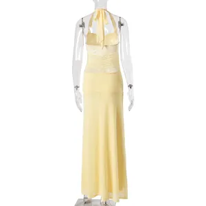Détail du tissu en tulle jaune pastel et finitions plissées sur la robe dos nu