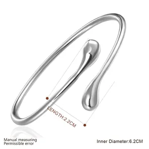 Detail eines silbernen Armreifs mit 6,2cm Innendurchmesser und 2,2cm Tropfenenden