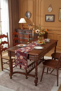 Detailansicht eines Vintage-Jacquard-Tischläufers mit dekorativem Quastenrand