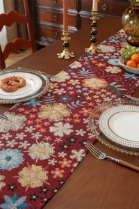 Detailansicht eines Vintage-Tischläufers mit floralem Jacquard-Muster und Fransen