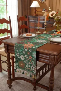 Nahaufnahme eines Vintage-Jacquard-Tischläufers mit dekorativem Quastenbesatz