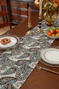 Detailansicht des gewebten Jacquard-Stoffs mit Paisley-Muster für Vintage-Tischläufer