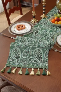 Nahaufnahme der Retro-Paisley-Jacquard-Webung und der dreifarbigen Quasten am Tischläufer
