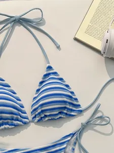 Top bikini in spugna a righe azzurre con lacci regolabili in vista dall'alto