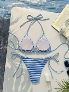 Dettaglio del bikini a righe bianche e blu in spugna testurizzata per vacanze