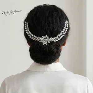 Dettaglio macro del pettine da sposa fatto a mano con strass marquise e motivi a vite