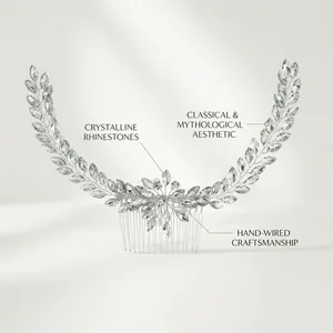 Dettaglio dell'accessorio per capelli da sposa fatto a mano con cristalli marquise lucidi
