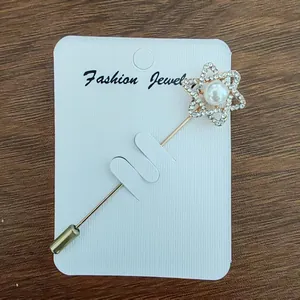 Eleganter Sicherheitsnadel-Anstecker aus Gold mit Kristallstern und Perle