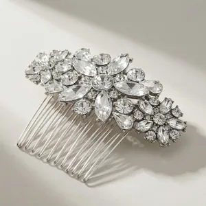 Exquisite bridal hair comb with silver flower patterns and sparkling rhinestones