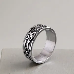 Bague vintage nordique en acier inoxydable avec gravures vikings et finition argentée