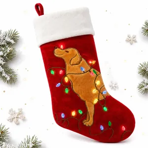 Détail de chaussette de Noël en velours rouge avec broderie Golden Retriever et lumières