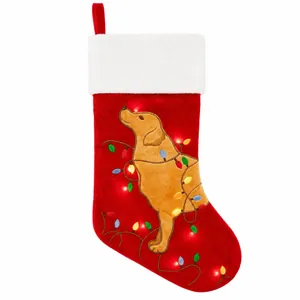 Vue détaillée d'une chaussette de Noël rouge avec lumières LED et broderie Golden Retriever