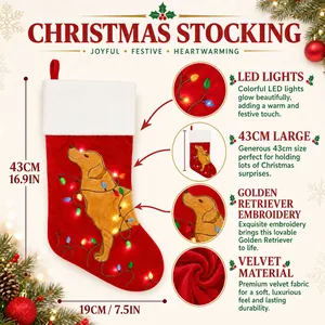 Détail montrant la hauteur de 43 cm de la chaussette de Noël en velours rouge avec LED et chien