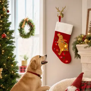 Détail de chaussette de Noël avec lumières LED et broderie Golden Retriever sur cheminée