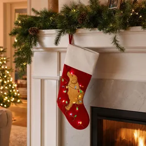 Détail de chaussette de Noël rouge avec silhouette de Golden Retriever et LED