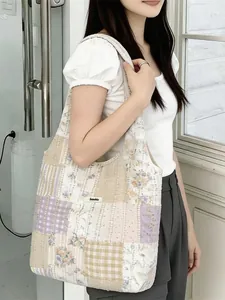 Borsa tote patchwork trapuntata con motivi floreali e tracolla grande capacità