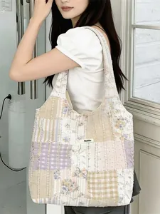 Borsa tote trapuntata patchwork a fiori indossata da una modella in luce naturale