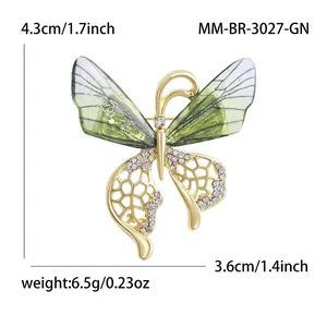 Détail de la broche papillon dorée aux ailes vertes, dimensions de 4,3x3,6 cm