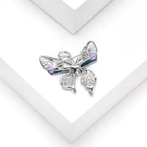 Broche papillon élégante en dégradé violet bleu avec design évidé sur socle blanc