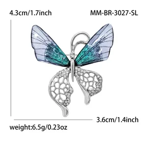 Broche papillon argentée élégante avec ailes bleu dégradé et cristaux brillants