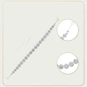 Serre-tête argenté élégant avec chaîne flexible en strass ronds et cristaux brillants
