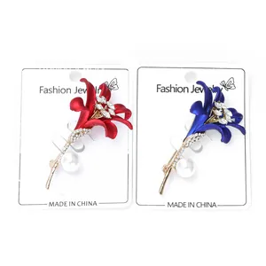 Détails de broches florales en émail avec strass étincelants et perles blanches