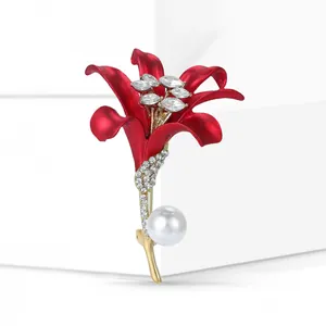 Détail de broche hibiscus rouge avec pétales en émail, strass brillants et perle blanche