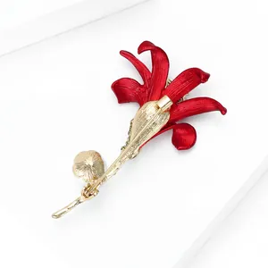 Élégante broche fleur d'hibiscus rouge et dorée pour accessoire de costume femme
