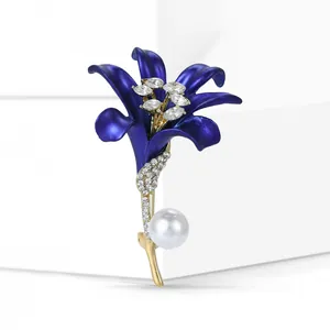 Détail de la broche hibiscus bleue avec diamants marquise et perle blanche élégante