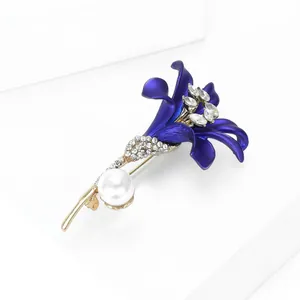Vue détaillée de l'élégante broche hibiscus bleu avec perles et cristaux