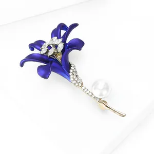 Détail de la broche hibiscus bleue ornée de cristaux et d'une perle blanche