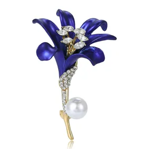 Élégante broche fleur d'hibiscus aux pétales bleus avec strass et perle blanche