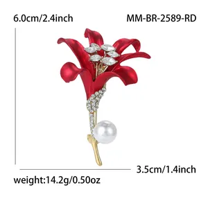 Broche fleur d'hibiscus rouge élégante avec base dorée et pendentif perle blanche