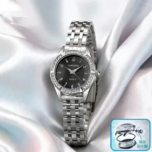 Damen Quarzuhr mit silberner Strass Lünette und schwarzem Zifferblatt auf weißer Seide