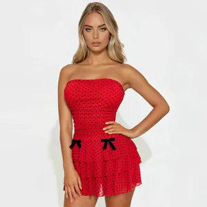 Mini-robe bustier rouge à pois avec nœuds à la taille et ourlet à volants