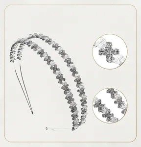 Détails macro des fleurs en strass à double rangée et du bandeau plaqué argent
