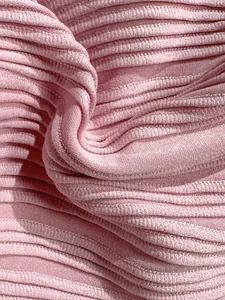Dettaglio macro della trama a coste rosa e del tessuto plissettato del bikini