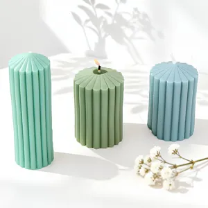 Bougies piliers minimalistes à rayures verticales en menthe, vert mousse et bleu clair