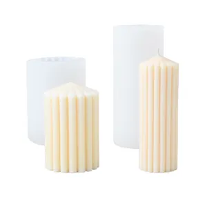 Moule en silicone pour bougie pilier à rayures verticales avec bougies couleur crème