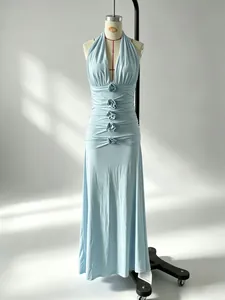 Détail de roses 3D faites à la main et plis élégants sur une robe de soirée bleu clair
