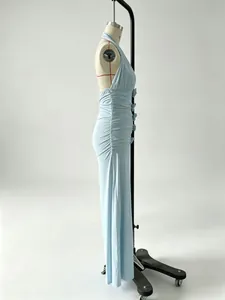 Détail de la robe de soirée bleu clair avec hanches froncées et fente latérale chic
