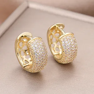 Goldene Creolen mit glitzernden Zirkonia Kristallen und hohlen Mustern