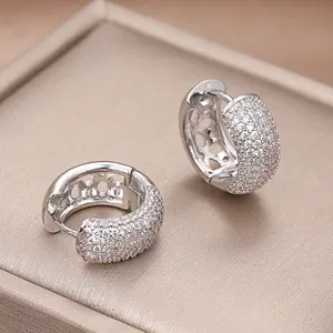 Exquisite S925 Sterling Silber Huggie Ohrringe mit Zirkonsteinen auf Schmuckkästchen