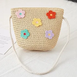 Handgefertigte Strohtasche für Mädchen mit bunten Häkelblumen und Baumwollgurt