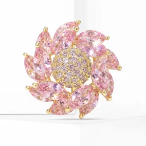 Détail des gemmes marquises roses et du centre pavé sur la broche fleur rotative