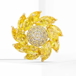 Détail de la broche tournesol de luxe avec gemmes jaunes et monture dorée élégante