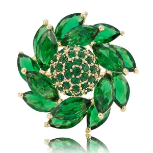 Broche fleur rotative élégante en émeraude avec pétales dorés et pierres de zircon vert